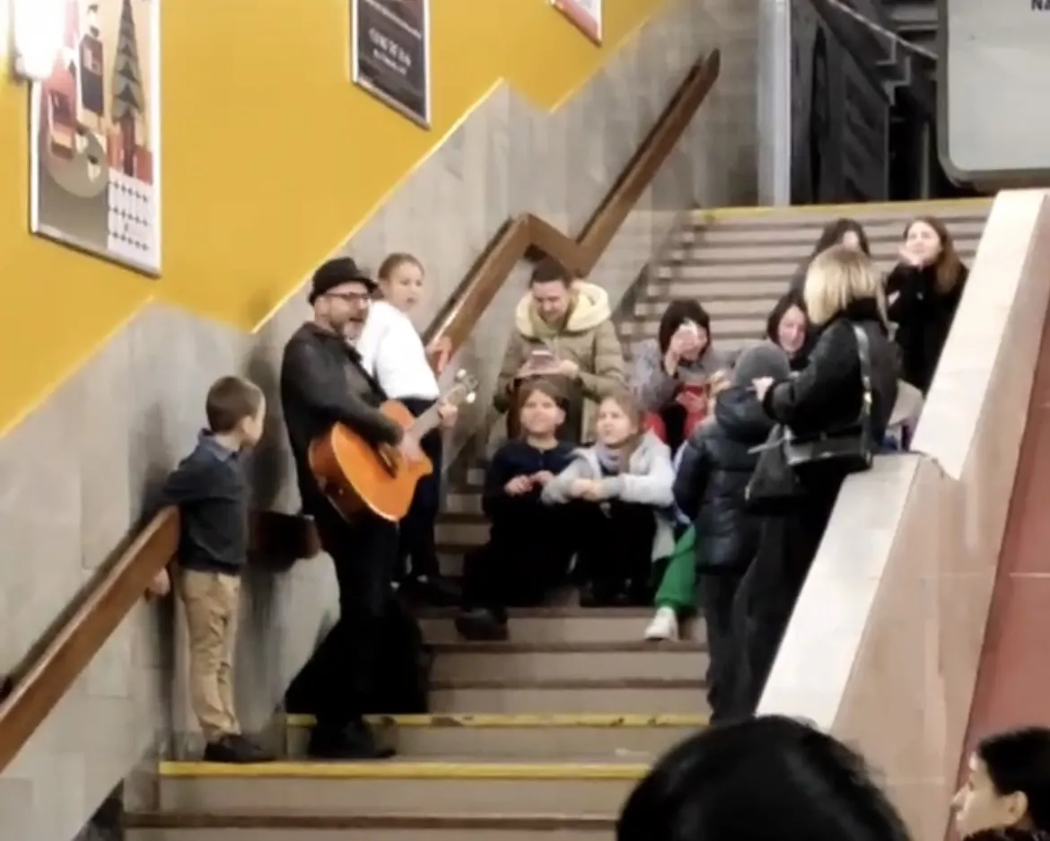 В киевском метро во время массированной ракетной атаки люди пели ’’Красную руту’’. Видео dqxikeidqxiqqeant