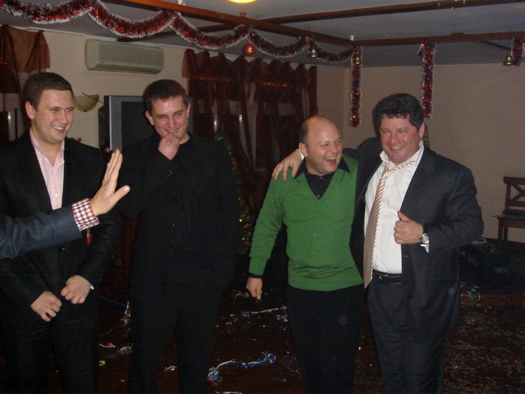 Владимир Буряк крайний справа; Леонид Березинский крайний слева dqxikeidqxiqqeant