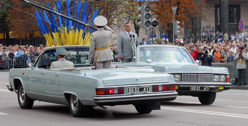 Евгений Марчук принимает парад в День независимости Украины, 2003 год. Фото: bulvar.com.ua
