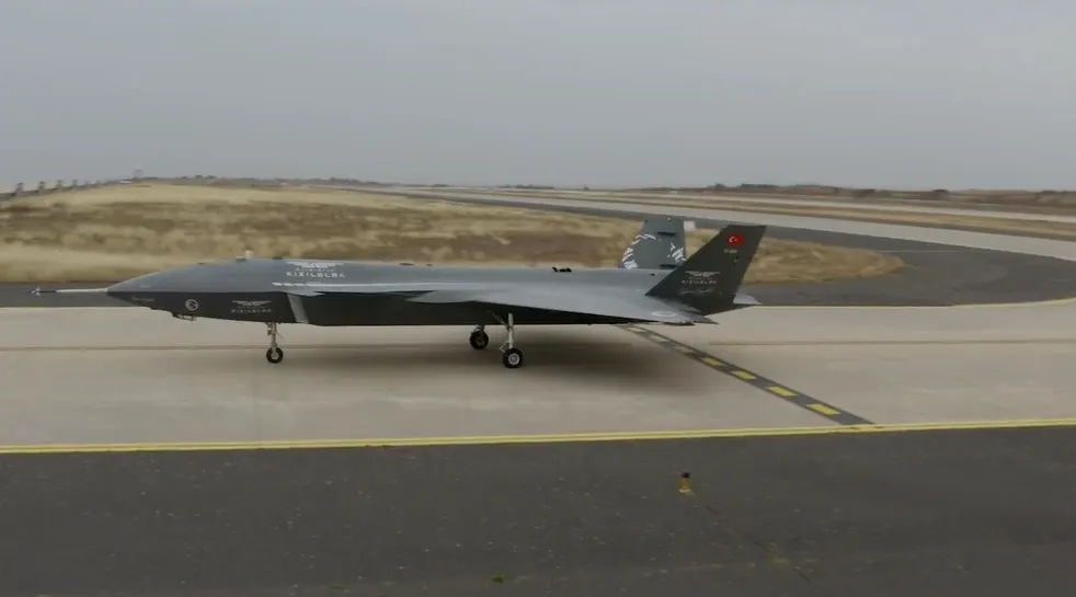 У Туреччині провели нові випробування бойового БПЛА Bayraktar Kızılelma з українським двигуном. Відео dqxikeidqxitkant