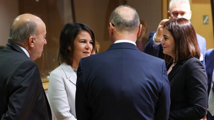 Світлана Тихановська спілкується із міністром закордонних справ Німеччини Анналеною Бербок. Фото: прес-служба Офісу Світлани Тихановської