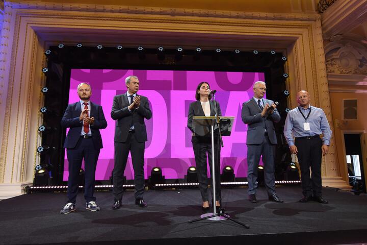 Об’єднаний перехідний кабінет демократичних сил Білорусі. Олександр Азаров, Павло Латушко, Світлана Тихановська, Валерій Ковалевський та Валерій Сахащик на конференції «Нова Білорусь». Вільнюс, Литва. 9 серпня 2022 року. Фото: "Дзеркало"