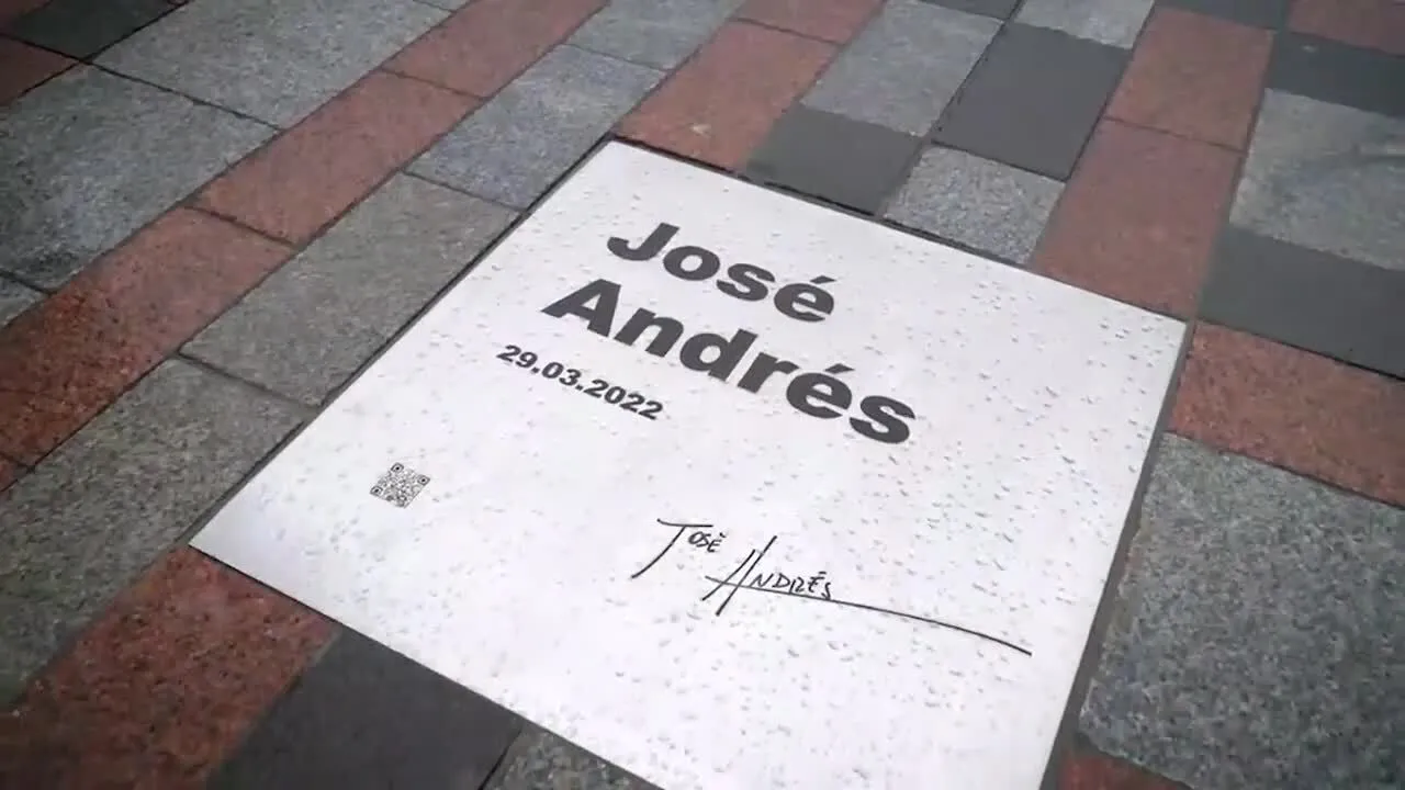 В Киеве на Аллее смелости появилась табличка Хосе Андресу: его World Central Kitchen спасала украинцев с первых дней войны. Видео dqxikeidqxitkant