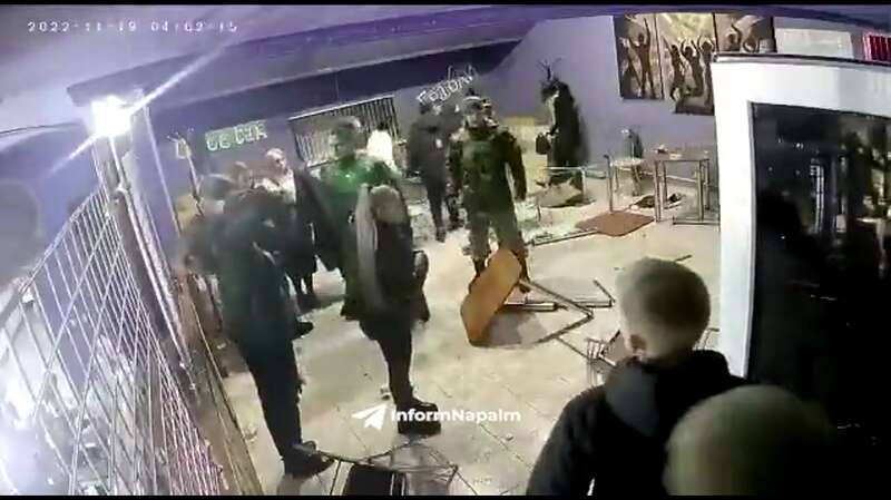 У Кемеровській області " " мобики " " провели добровільні " " вчення " " і влаштували битву стільцями. Відео dqxikeidqxiqqeant