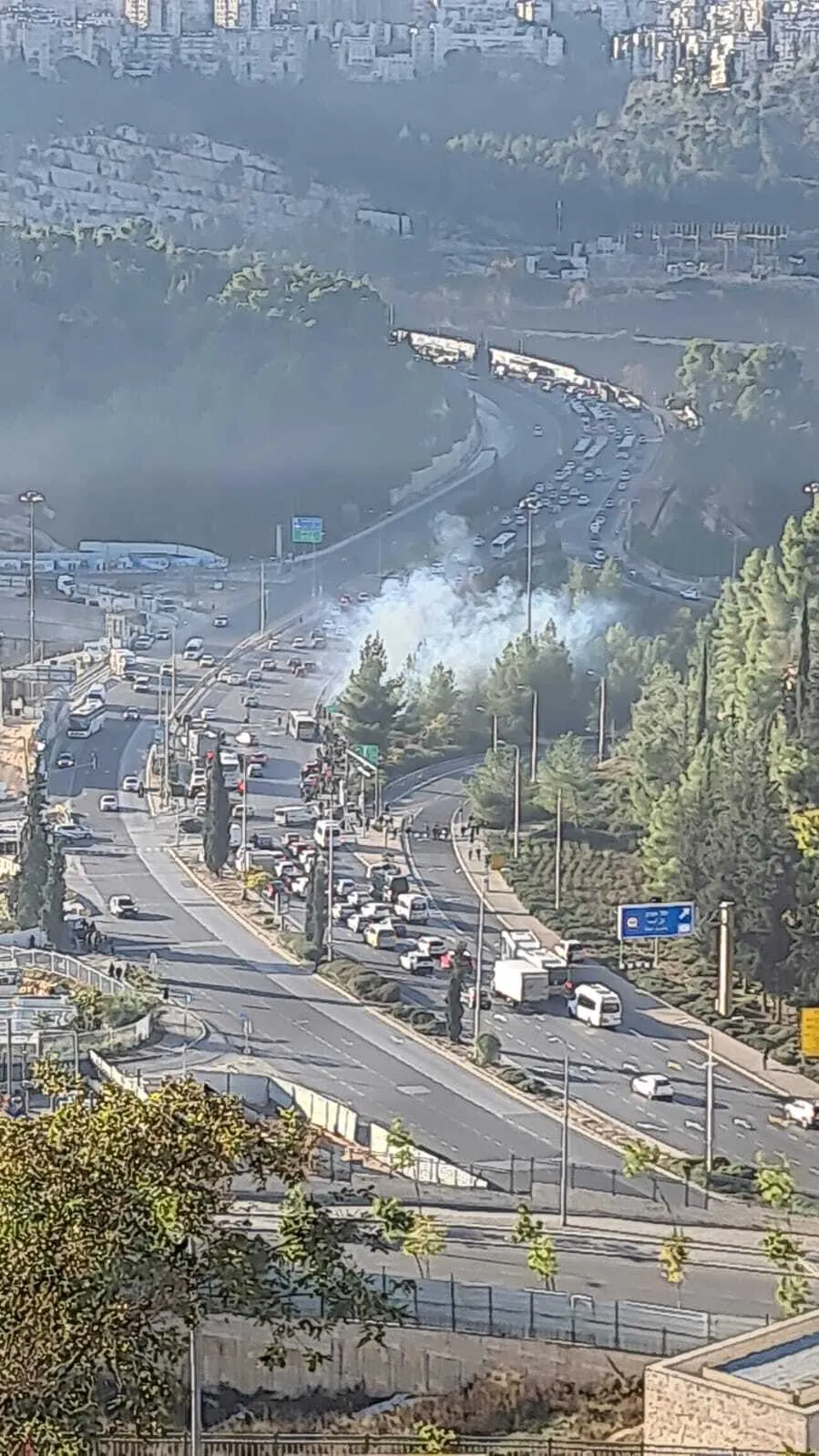 В Иерусалиме произошел теракт, взрывы прогремели в двух местах: много пострадавших. Фото и видео