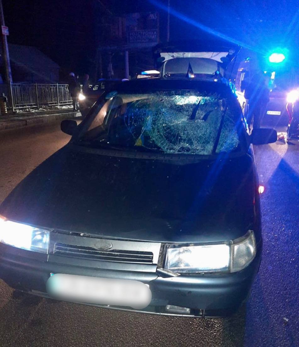 На Київщині легковик збив чоловіка прямо на пішохідному переході. Фото dqxikeidqxiqqeant