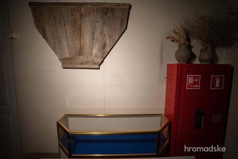 Опустевшие витрины херсонского музея Спустілі вітрини херсонського музею