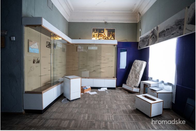 Ограблен зал краеведческого музея русскими военными в Херсоне Пограбований зал краєзнавчого музею рсійськими військовими у Херсоні