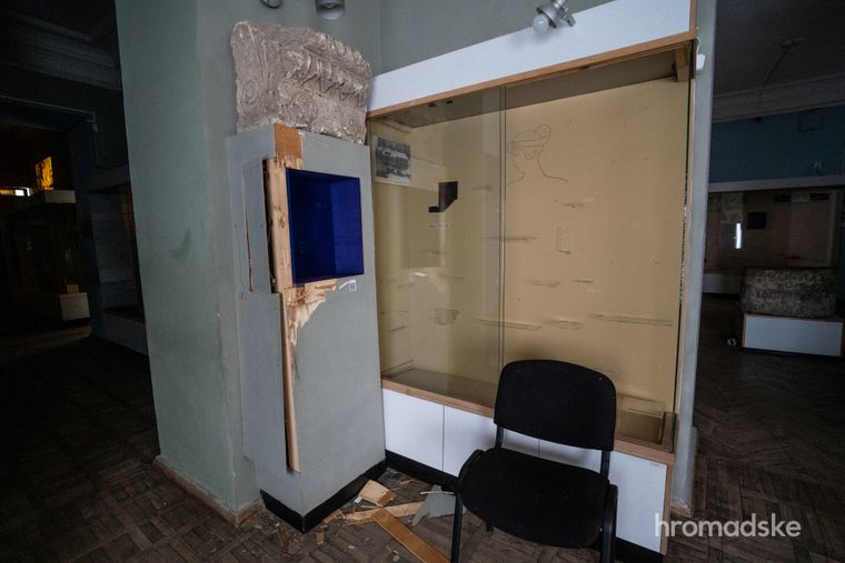 Херсонский краеведческий музей после вывоза экспонатов русскими военными Херсоньський краєзнавчий музей після вивизення експонатів російськими військовими
