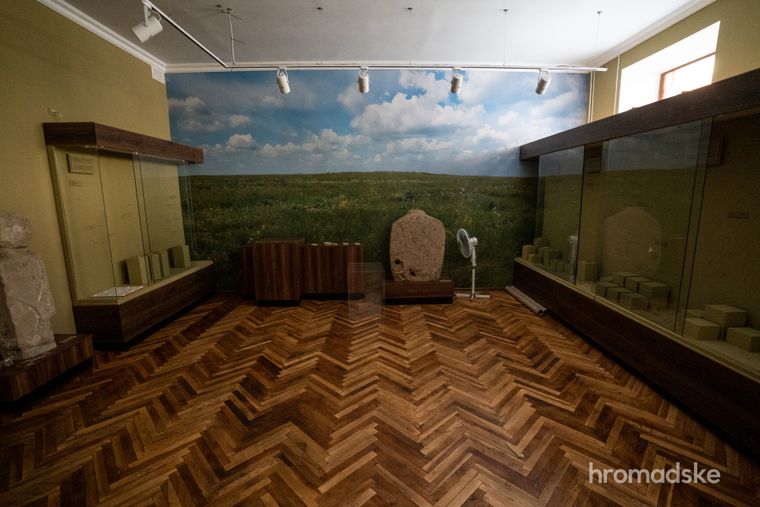 Опустевший выставочный зал херсонского краеведческого музея Спорожнілий виставковий зал херсонського краєзнавчого музею