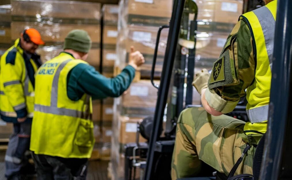 Норвегія передала Україні партію допомоги: ЗМІ розкрили деталі та показали, як проходило відправлення. Фото