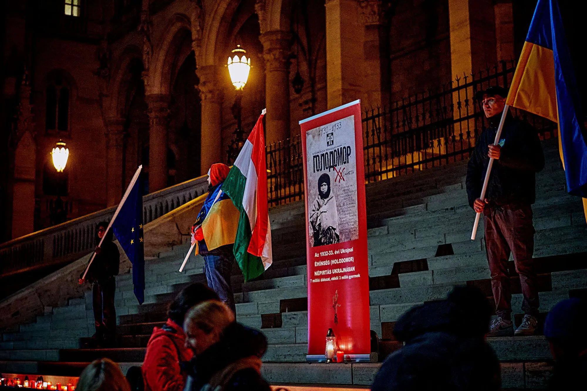 Парламент в Угорщині вимкнув на півгодини світло в пам’ять про жертв Голодомору. Фото