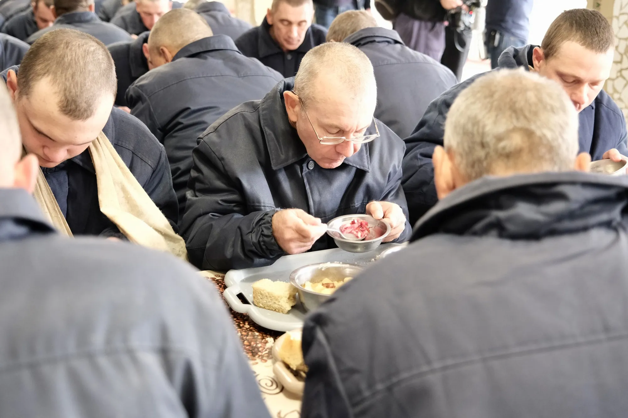 Таке точно не побачать росіяни: що відбувається в таборі для російських військовополонених. Фоторепортаж
