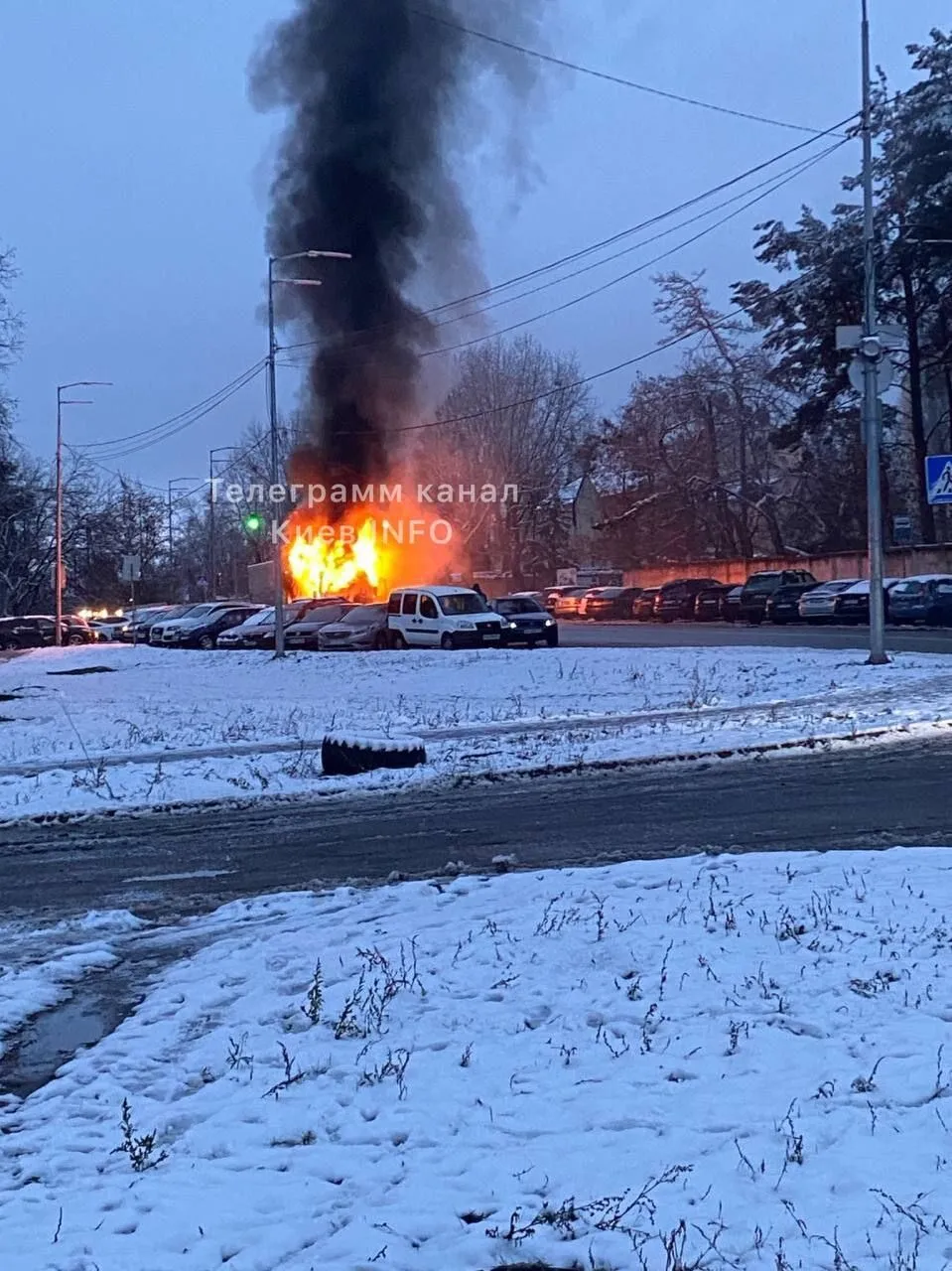 У Києві під час руху загорілась маршрутка. Фото і відео