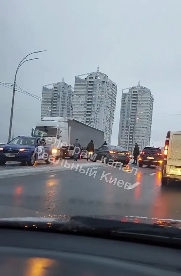 В Киеве на Шулявском мосту произошло масштабное ДТП. Видео dqxikeidqxitkant