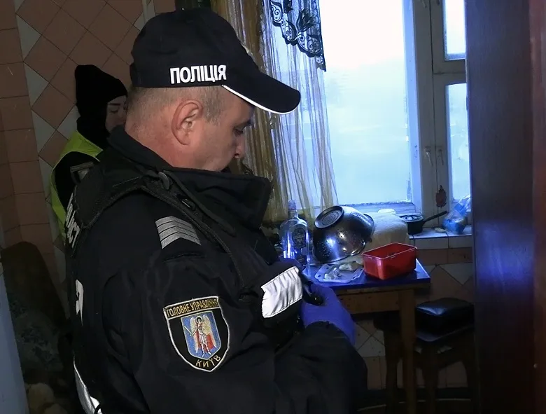 В Киеве мужчина зарезал двух человек и пытался убить еще троих. Фото и видео dqxikeidqxitkant