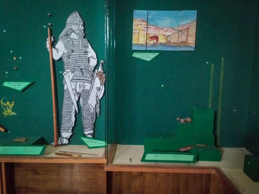 Разграблен стенд Херсонского краеведческого музея. Херсон, 17 ноября 2022 года. Фото: Максим Каменев, Решетка dqxikeidqxiqqeant