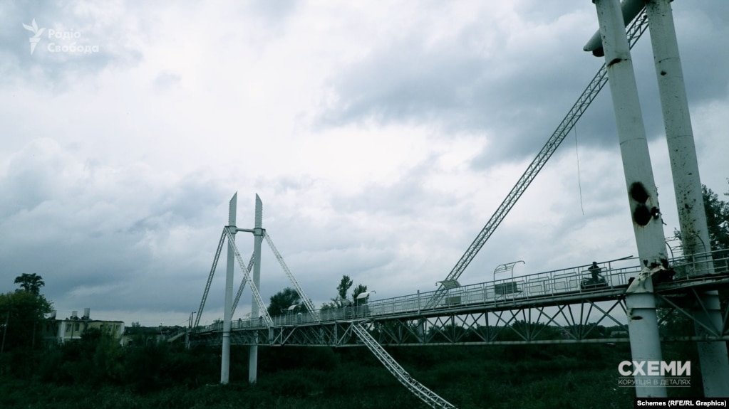 К мосту в Изюме приходили родственники погибших и добровольцы, которые собирали тела по городу.