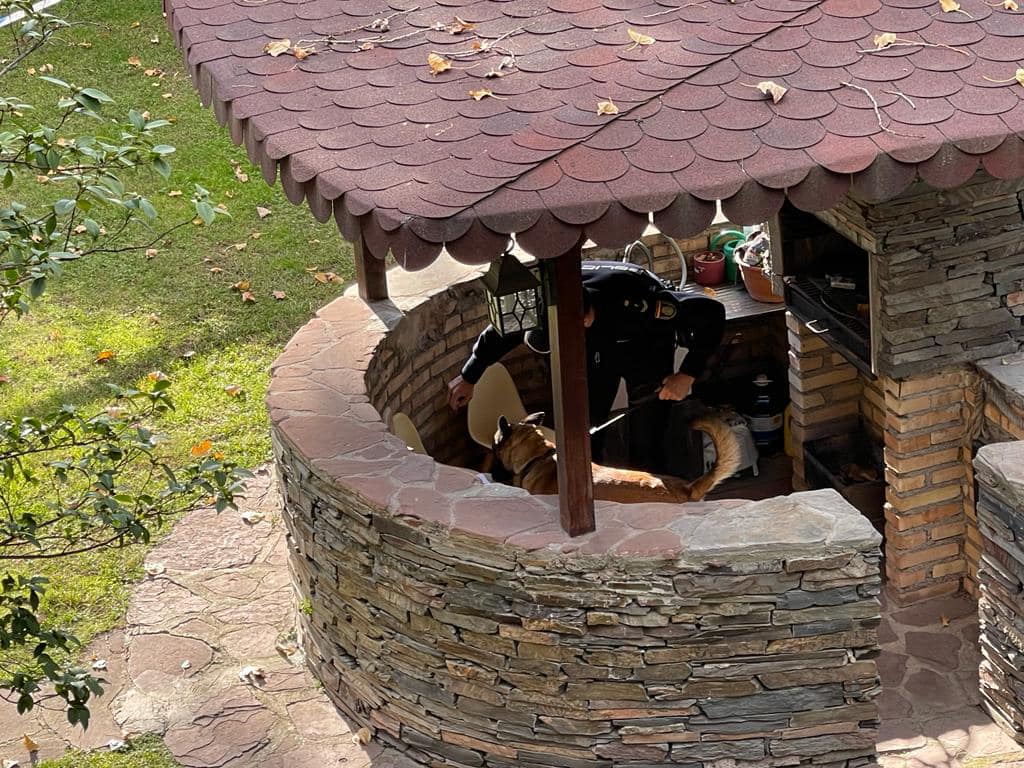 поліція біля посольства в Іспанії