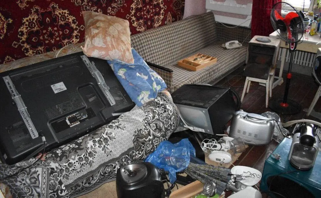 На Харківщині знайшли склад накраденого окупантами майна: серед традиційних пралок і унітазів – картини. Фото