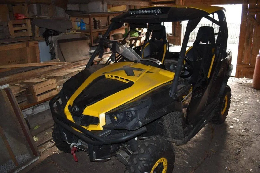 На Харківщині знайшли склад накраденого окупантами майна: серед традиційних пралок і унітазів – картини. Фото