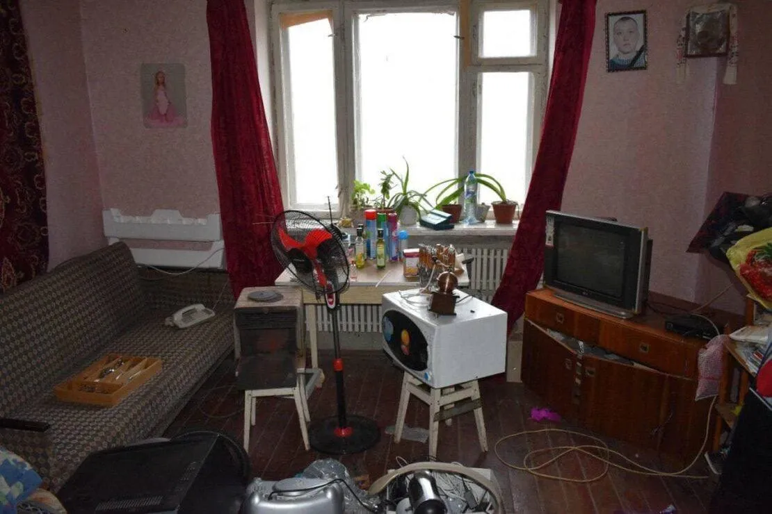 На Харківщині знайшли склад накраденого окупантами майна: серед традиційних пралок і унітазів – картини. Фото