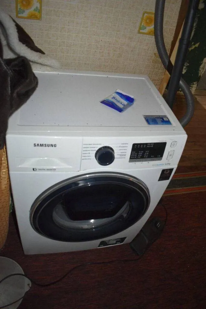 На Харківщині знайшли склад накраденого окупантами майна: серед традиційних пралок і унітазів – картини. Фото