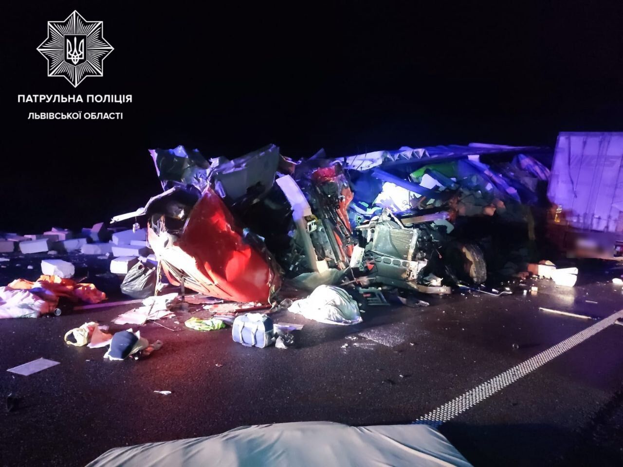 На Львівщині зіткнулися дві вантажівки, є загиблі: подробиці від поліції і фото з місця аварії