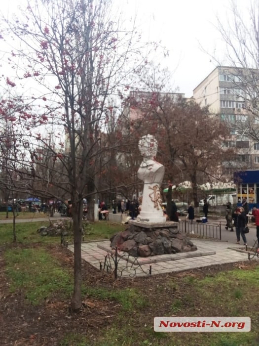 Пам’ятник Суворову у Миколаєві облили червоною фарбою