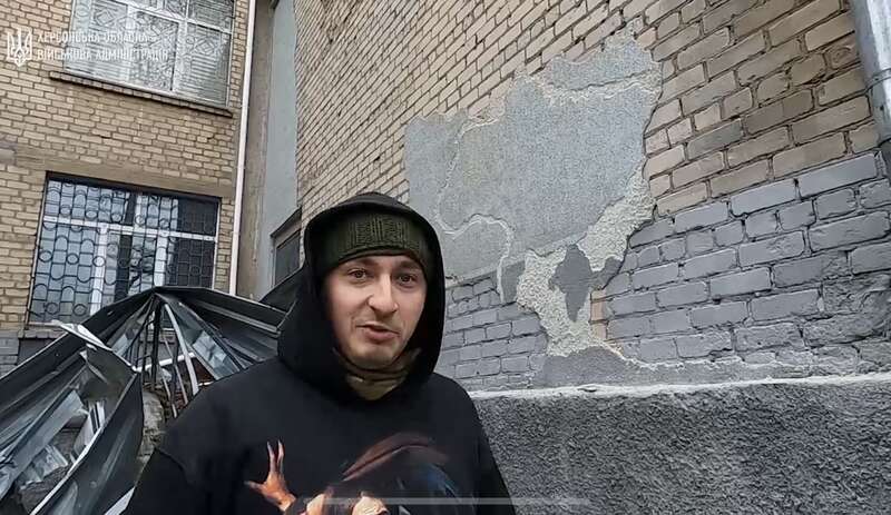Звільнений Херсон прикрасили десятками патріотичних муралів: малювали прямо на зруйнованих стінах. Відео dqxikeidqxitkant