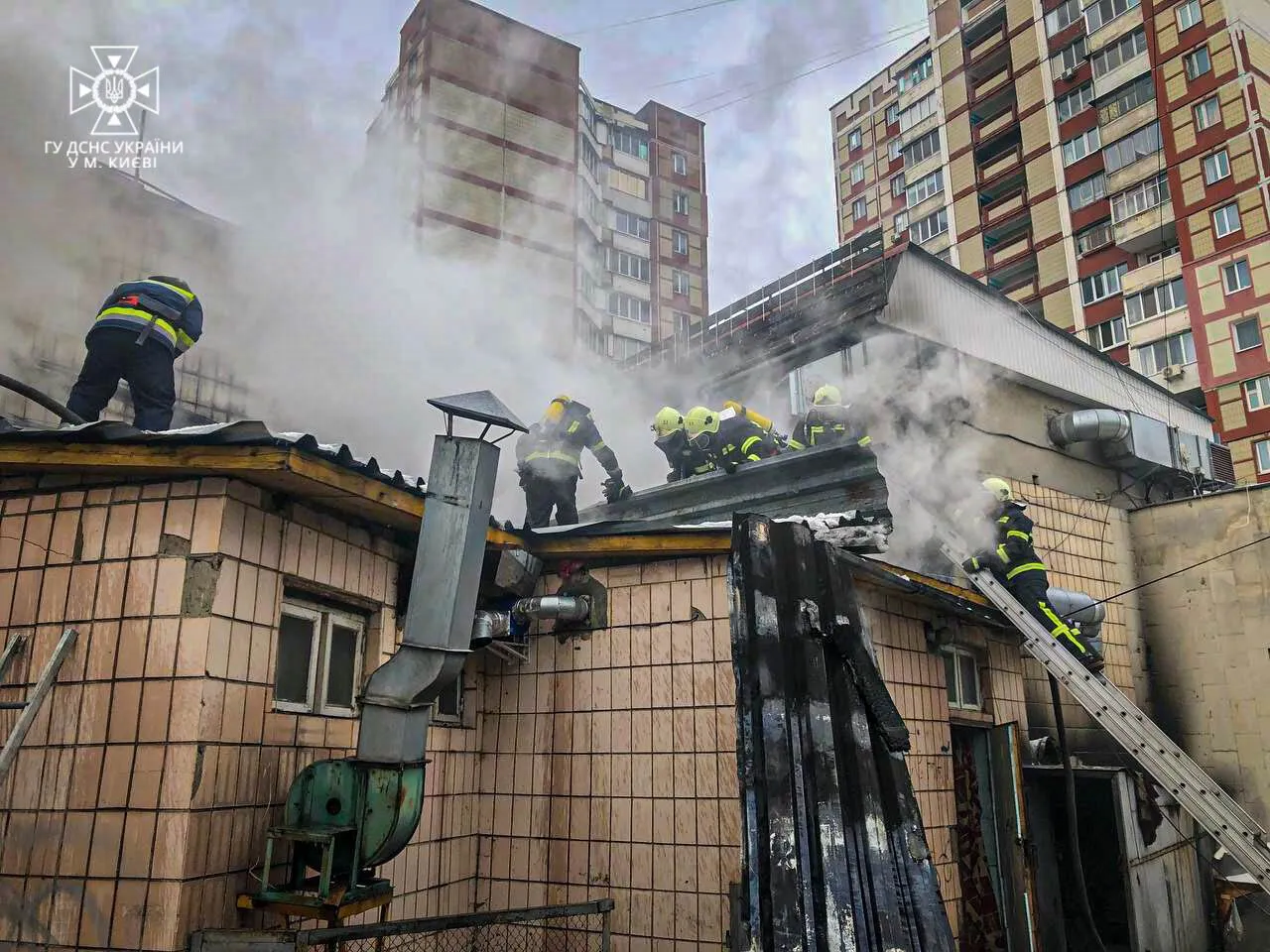 В Киеве на Троещине произошел пожар в электрораспределительном пункте. Фото и видео