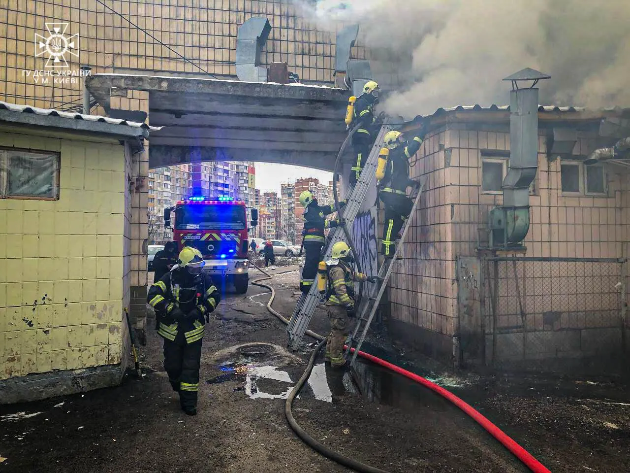 У Києві на Троєщині сталася пожежа в електророзподільчому пункті. Фото і відео