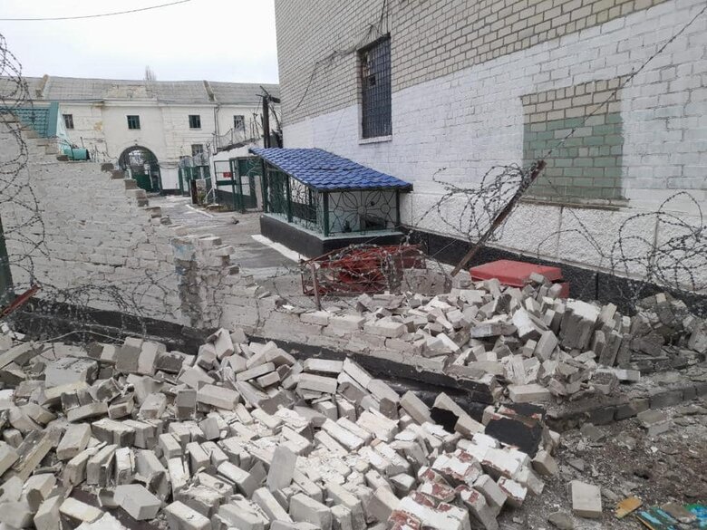 Россияне обстреляли здание Херсонского следственного изолятора, ранены 02 dqxikeidqxiqqeant