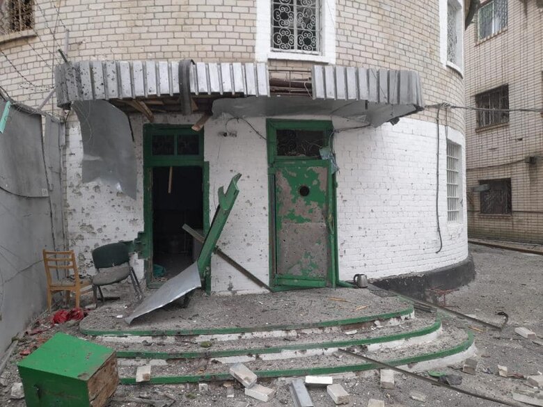 Россияне обстреляли здание Херсонского следственного изолятора, ранены 03