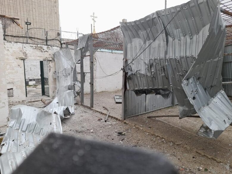 Россияне обстреляли здание Херсонского следственного изолятора, ранены 05