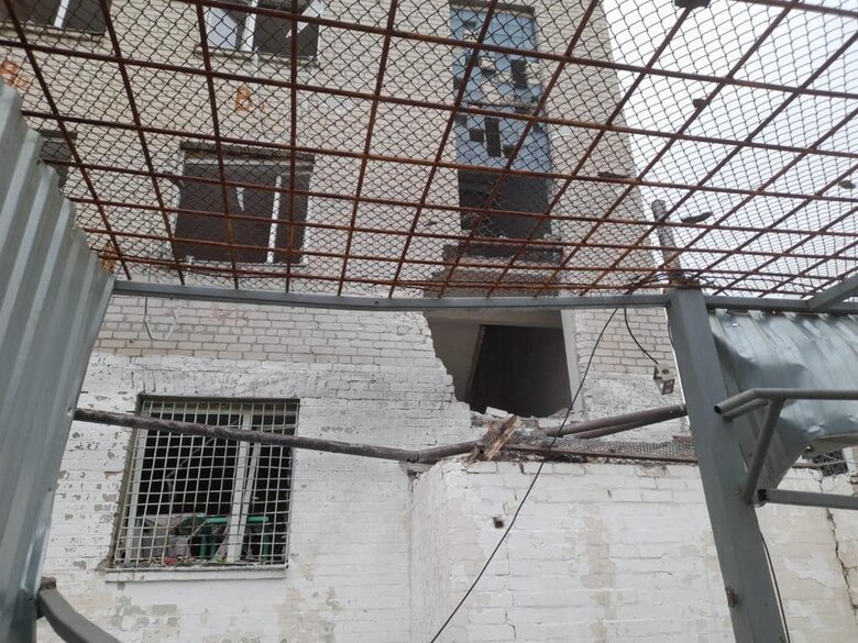 Россияне обстреляли здание Херсонского следственного изолятора, ранены 06