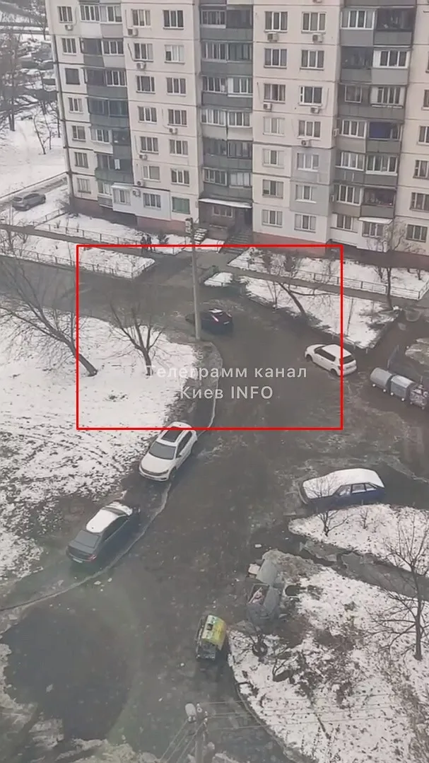 В Киеве на Оболони легковушка провалилась в яму с водой. Видео dqxikeidqxiqqeant