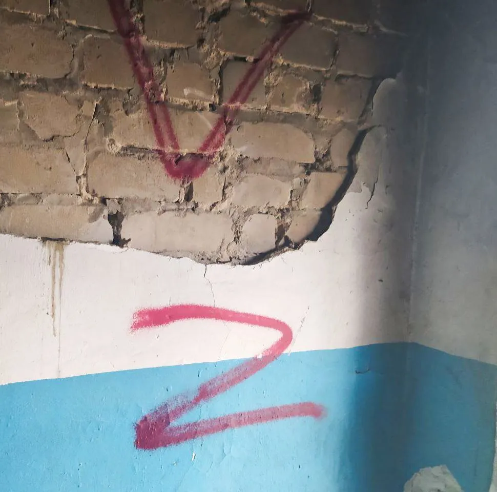 Оккупанты оставили свои символы на стене