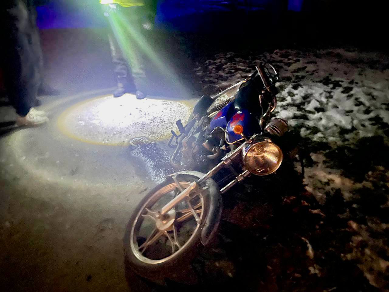 На Київщині п’яний мотоцикліст збив жінку. Фото dqxikeidqxiqqeant