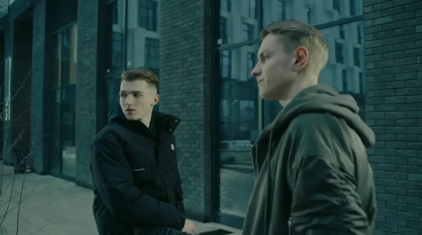 ’’Хлопчики виїхали, чоловіки залишилися’’: в Росії запустили рекламу мобілізації з критикою ’’біженців’’. Відео dqxikeidqxiqqeant