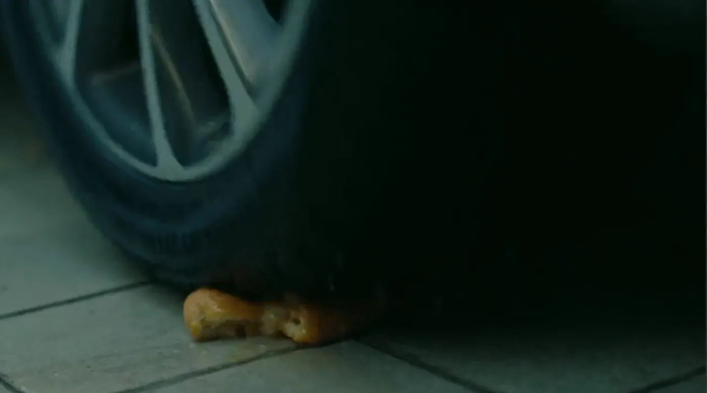 ’’Хлопчики виїхали, чоловіки залишилися’’: в Росії запустили рекламу мобілізації з критикою ’’біженців’’. Відео