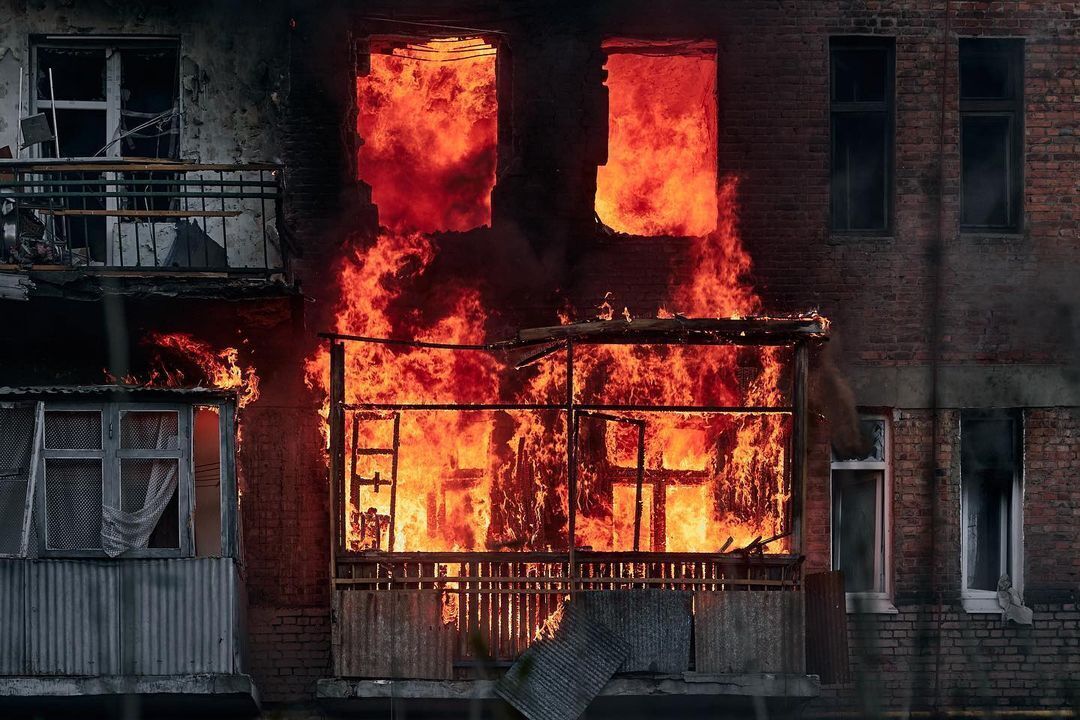 Шостий приліт у під’їзд за тиждень: з’явилися фото охопленої вогнем багатоповерхівки у Бахмуті, зроблені просто під час обстрілу