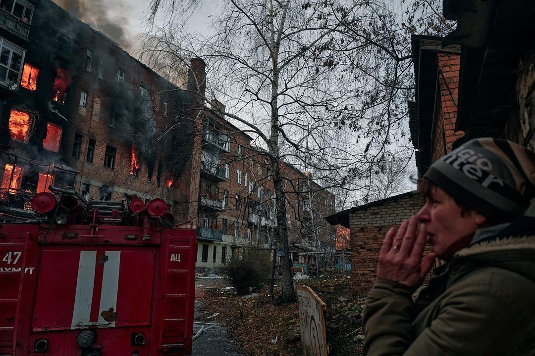 Шостий приліт у під’їзд за тиждень: з’явилися фото охопленої вогнем багатоповерхівки у Бахмуті, зроблені просто під час обстрілу