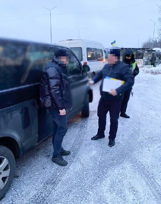 У Києві викрили чоловіка, який продавав гуманітарну допомогу, призначену ЗСУ. Фото dqxikeidqxitkant