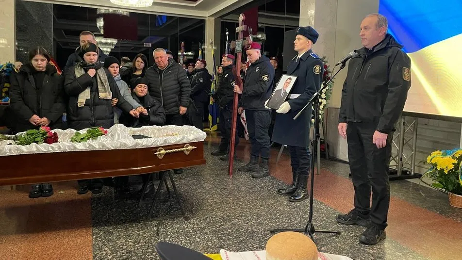 У Черкасах прощаються з поліцейськими, які підірвалися на каскаді ворожих мін на Херсонщині. Фото і відео