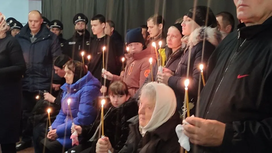 У Черкасах прощаються з поліцейськими, які підірвалися на каскаді ворожих мін на Херсонщині. Фото і відео