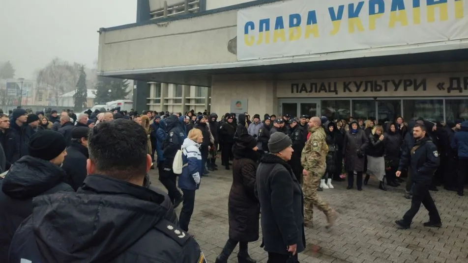 У Черкасах прощаються з поліцейськими, які підірвалися на каскаді ворожих мін на Херсонщині. Фото і відео