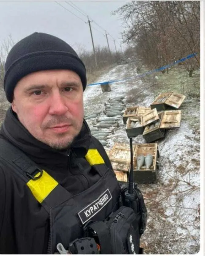 У Черкасах прощаються з поліцейськими, які підірвалися на каскаді ворожих мін на Херсонщині. Фото і відео