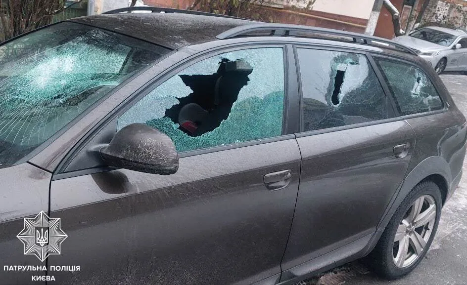 У Києві п’яна жінка сокирою розбила скло в припаркованому легковику. Фото dqxikeidqxiqqeant
