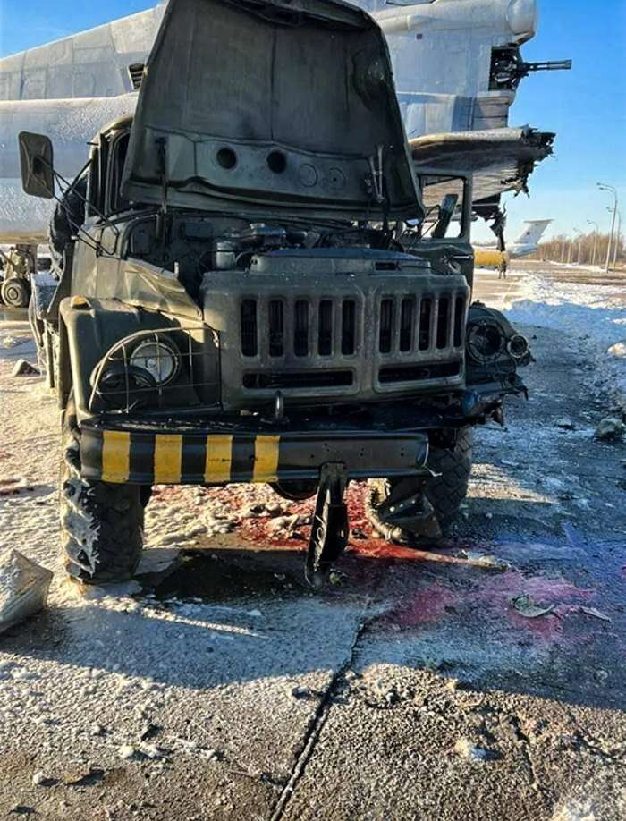 На фото пошкоджений бензовоз у Рязанській області, позаду нього – літак Ту-22М3 на аеродромі ’Дягілево’.